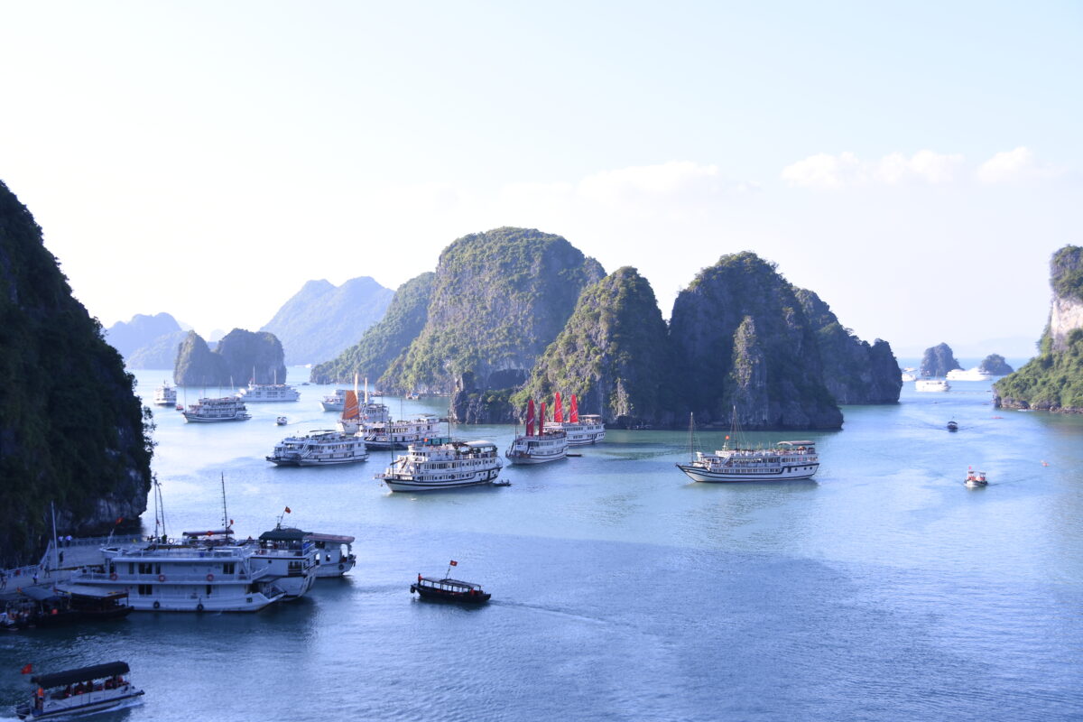 A_view_of_Ha_Long_Bay_from_the_high_point_of_Sun_Sot_cave_(31520203451)