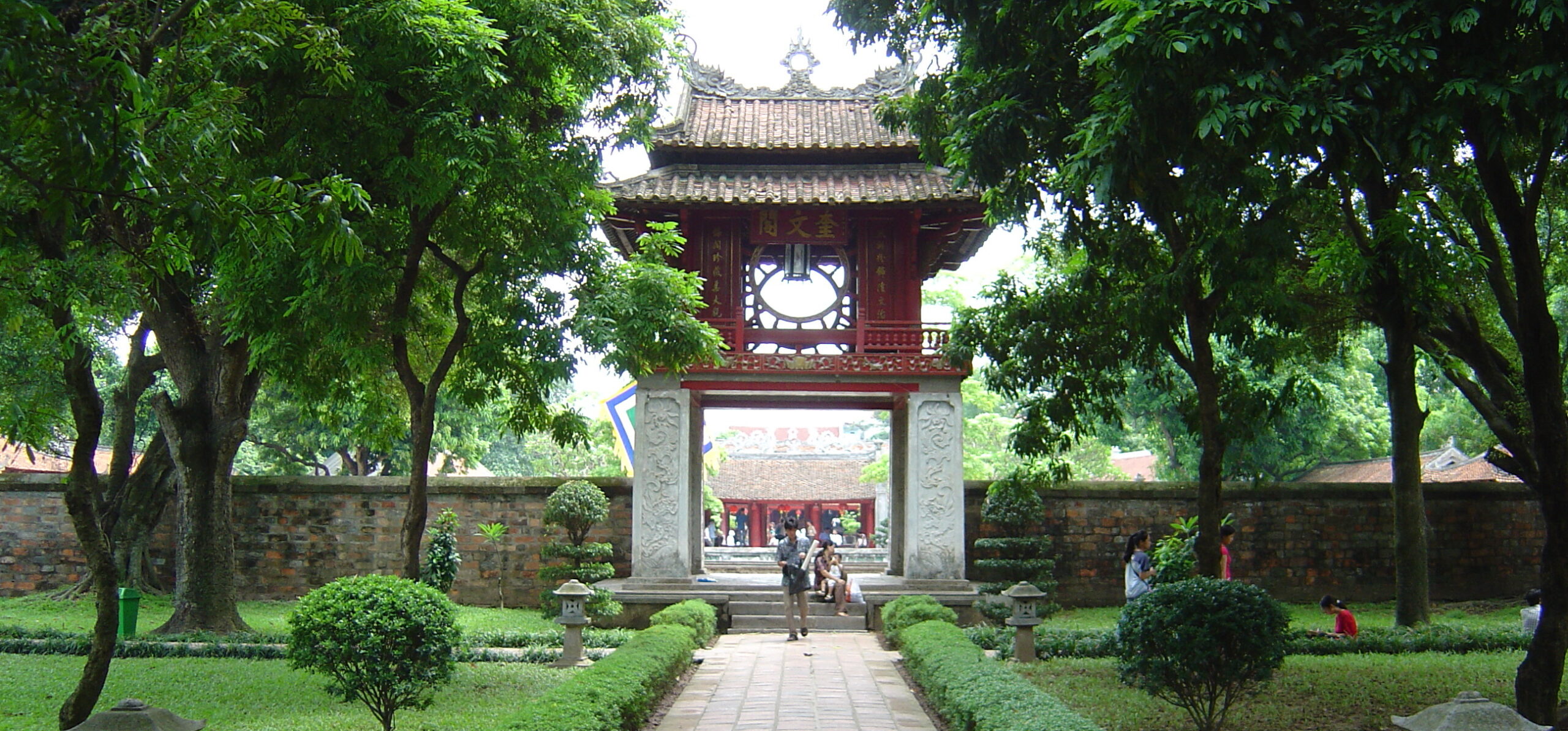 https://upload.wikimedia.org/wikipedia/commons/3/39/Hanoi_Temple_of_Literature_%28cropped%29.jpg