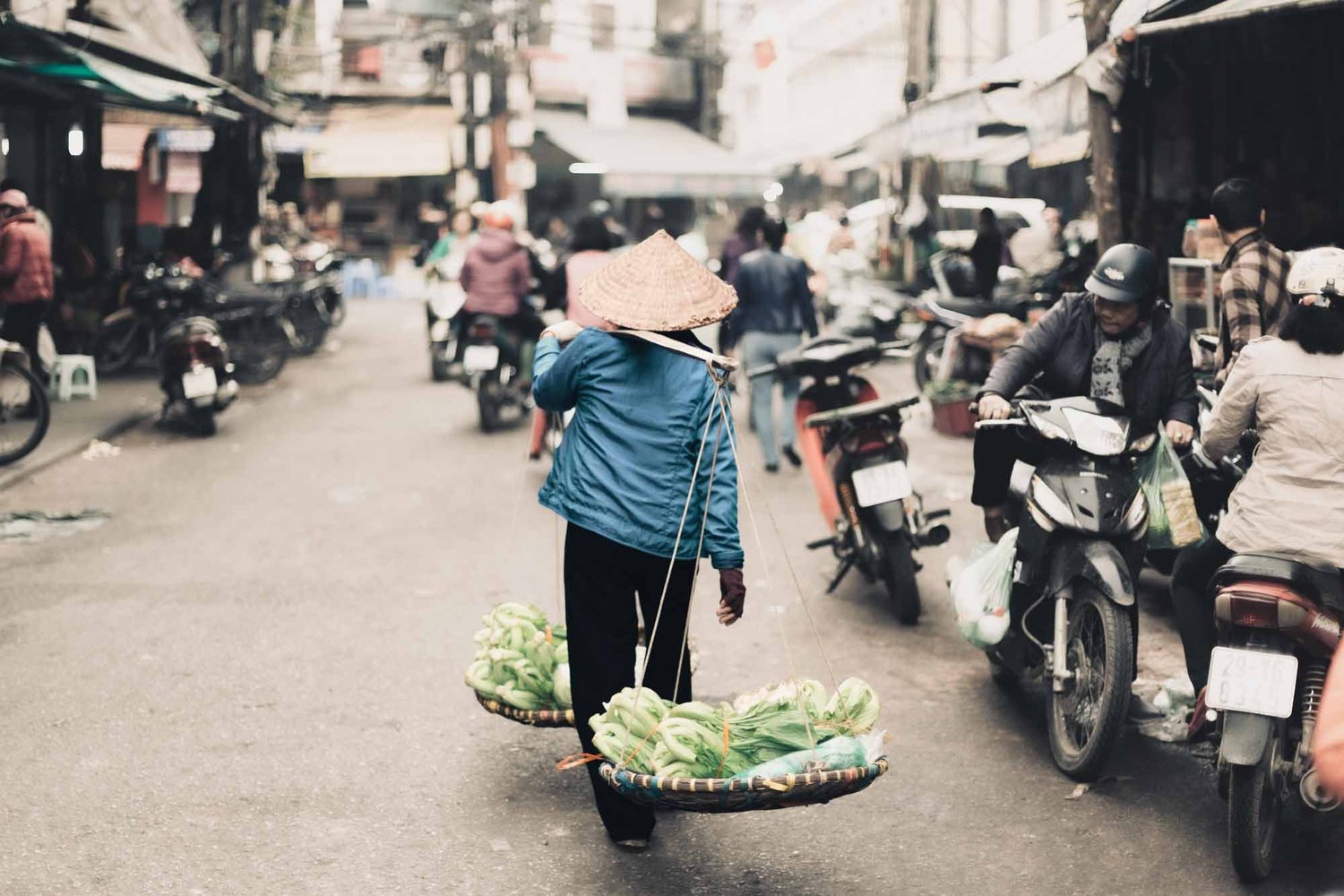 https://static1.squarespace.com/static/5760e465e707eb1822a11eed/67fce3c0e7a2064e71711a46/680dcc144bbb2150bb9f099f/1747893425703/Street-Photography-Hanoi-Vietnam-Street-Life-2.jpg?format=1500w