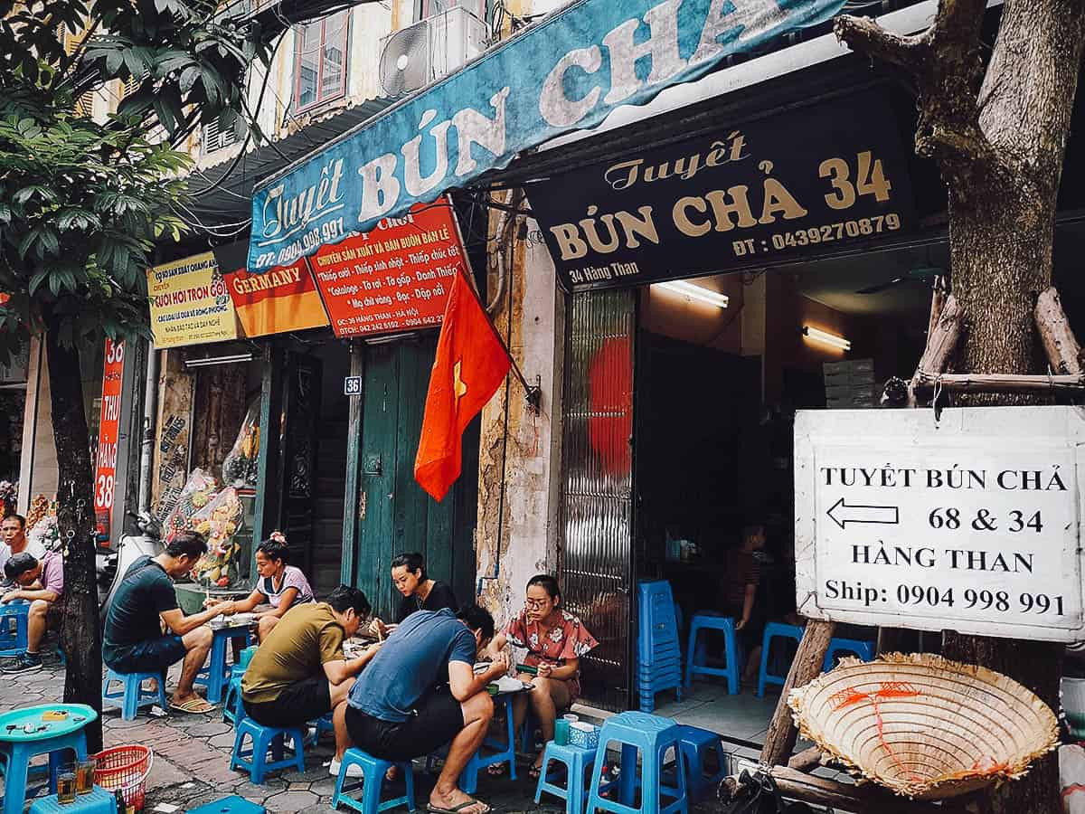 https://sudospaces.com/vietcenter/2021/07/street-food-hanoi-viet-nam.jpg